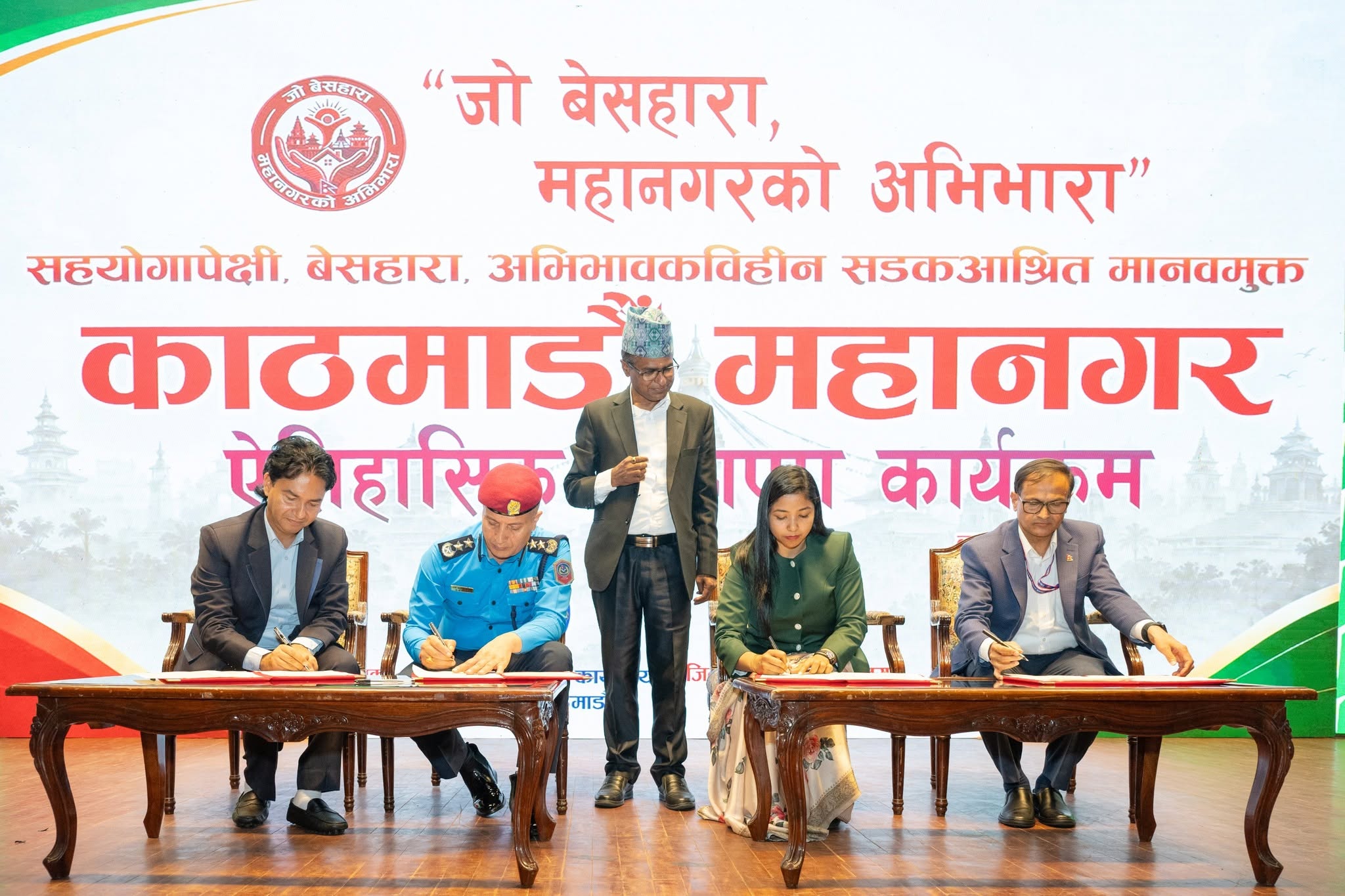 MM-the-signing-1780990000.jpg